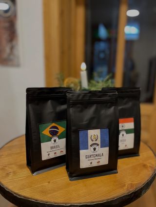 Co tedy u nás všechno najdete? Malá rekapitulace ☕ Samozřejmě naši s láskou praženou kávu, všechny stálice, na které jste...